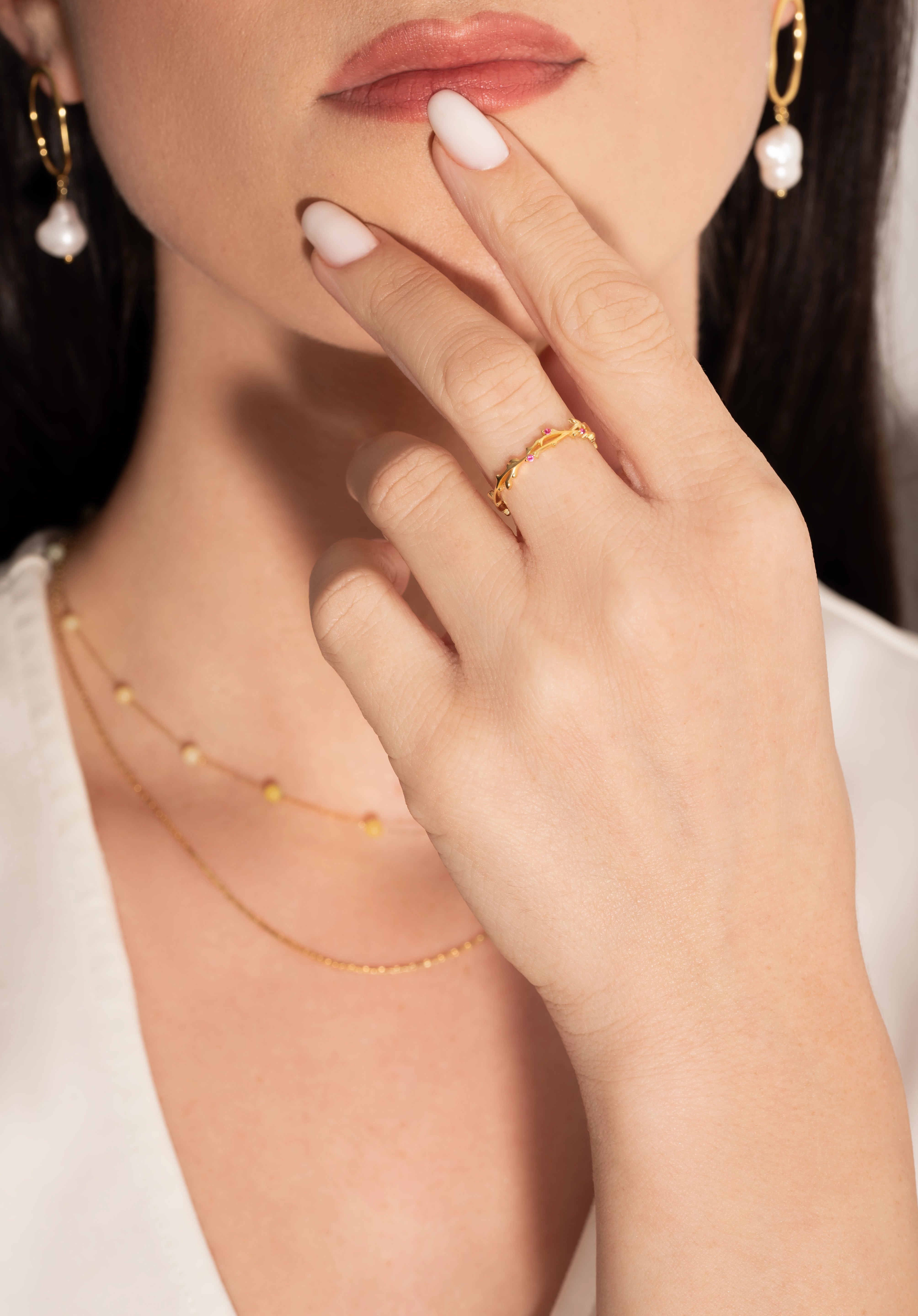 female wearing lyna ring