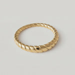 360 video of a gold-plated metal ring with a twisted rope design, displayed against a white background.